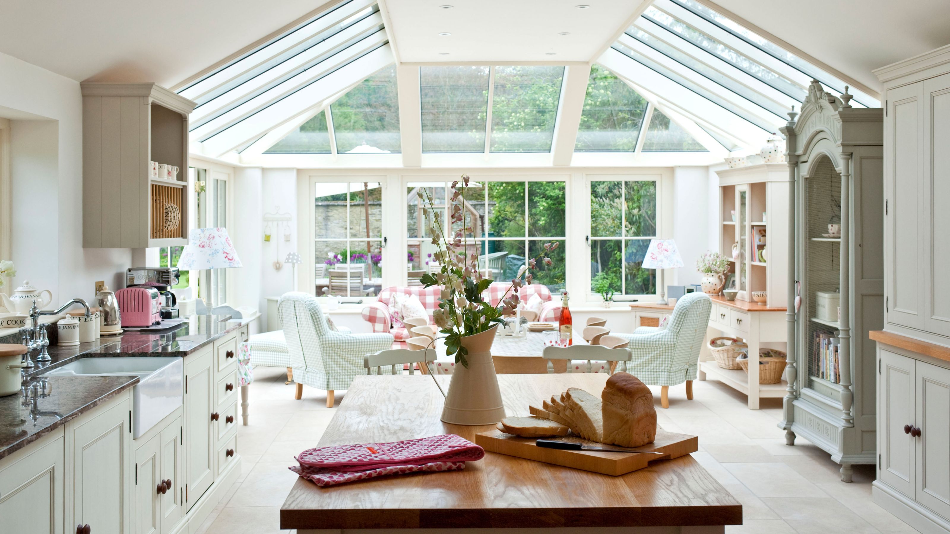 Funktionale Wohnraumerweiterung mit asthetischem Anspruch: Wintergarten Anbau Wohnzimmer